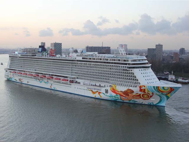 Cruiseschip ms Norwegian Getaway van Norwegian Cruise Lines aan de Cruise Terminal Rotterdam